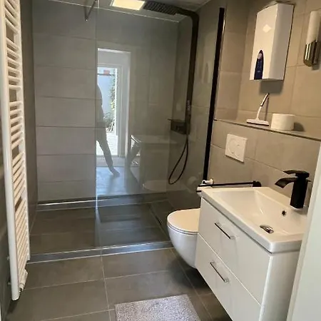 Oase Im Grünen Hinterhof, Eg, Ruhe, Terrasse, Carport, Free Paytv, Kaffee&tee, Fahrräder * Duisburg