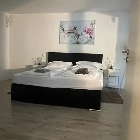 Apartment Oase Im Hinterhofhaus,terrasse, Fahrräder, Parkplatz, Ruhe, Netfilx *